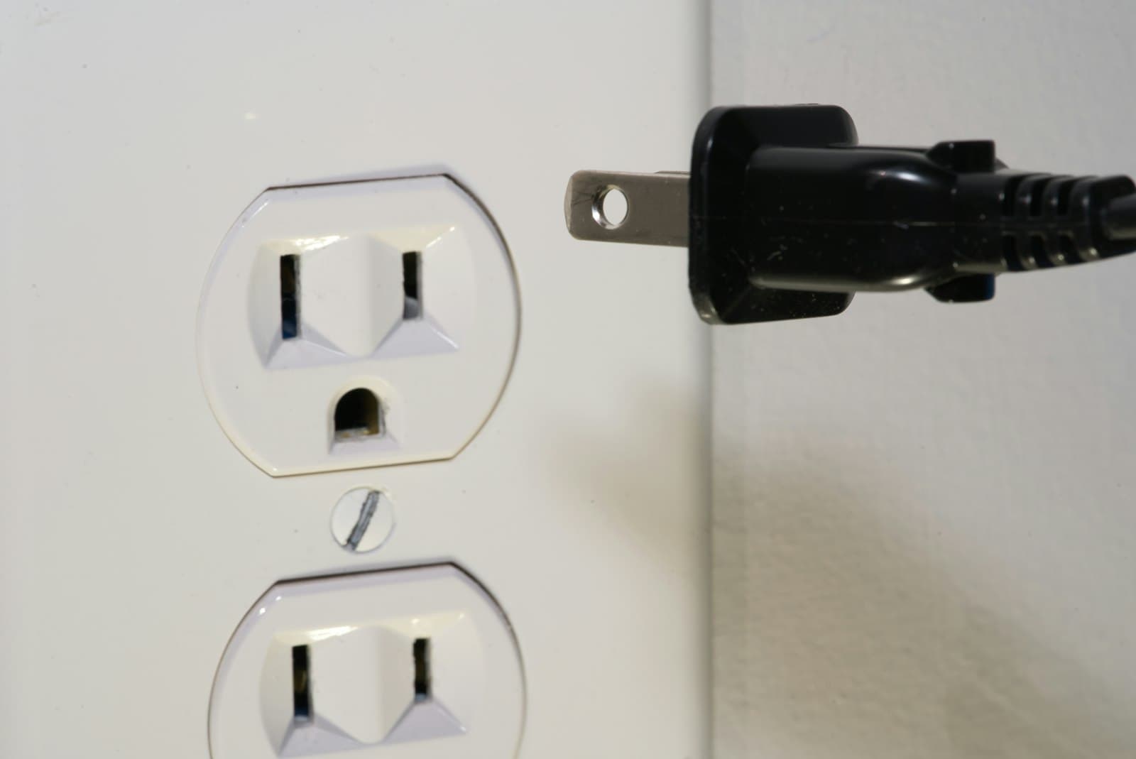 Elektrik prizi önünde duran fiş
