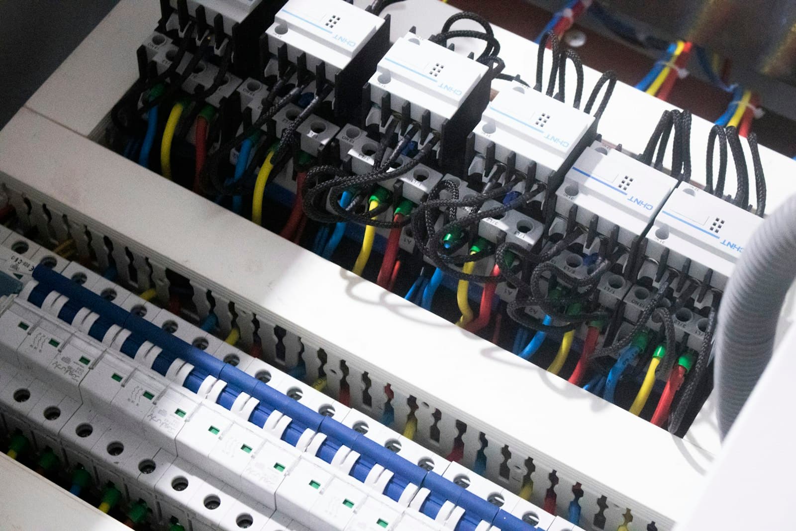 Sigorta kutusuna bağlanmış elektrik kabloları