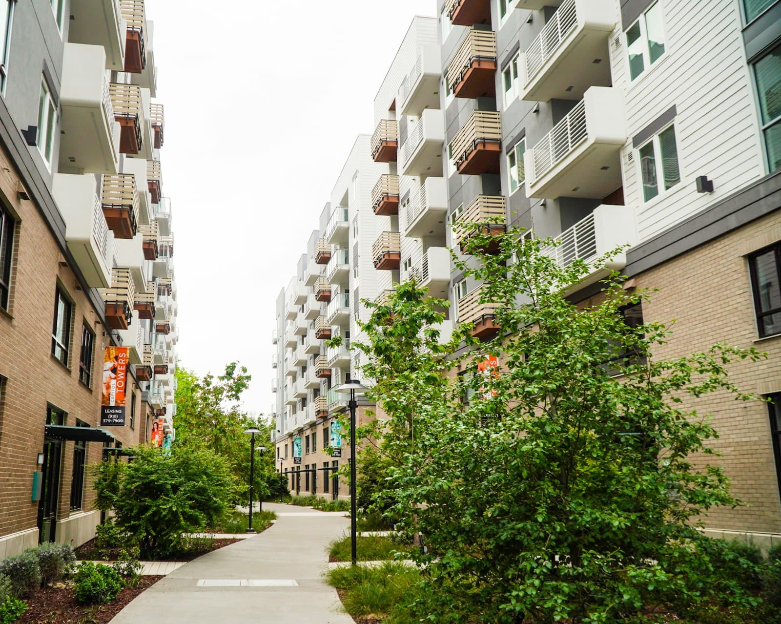 Balkonlu apartman blokları arasındaki yaya yolu