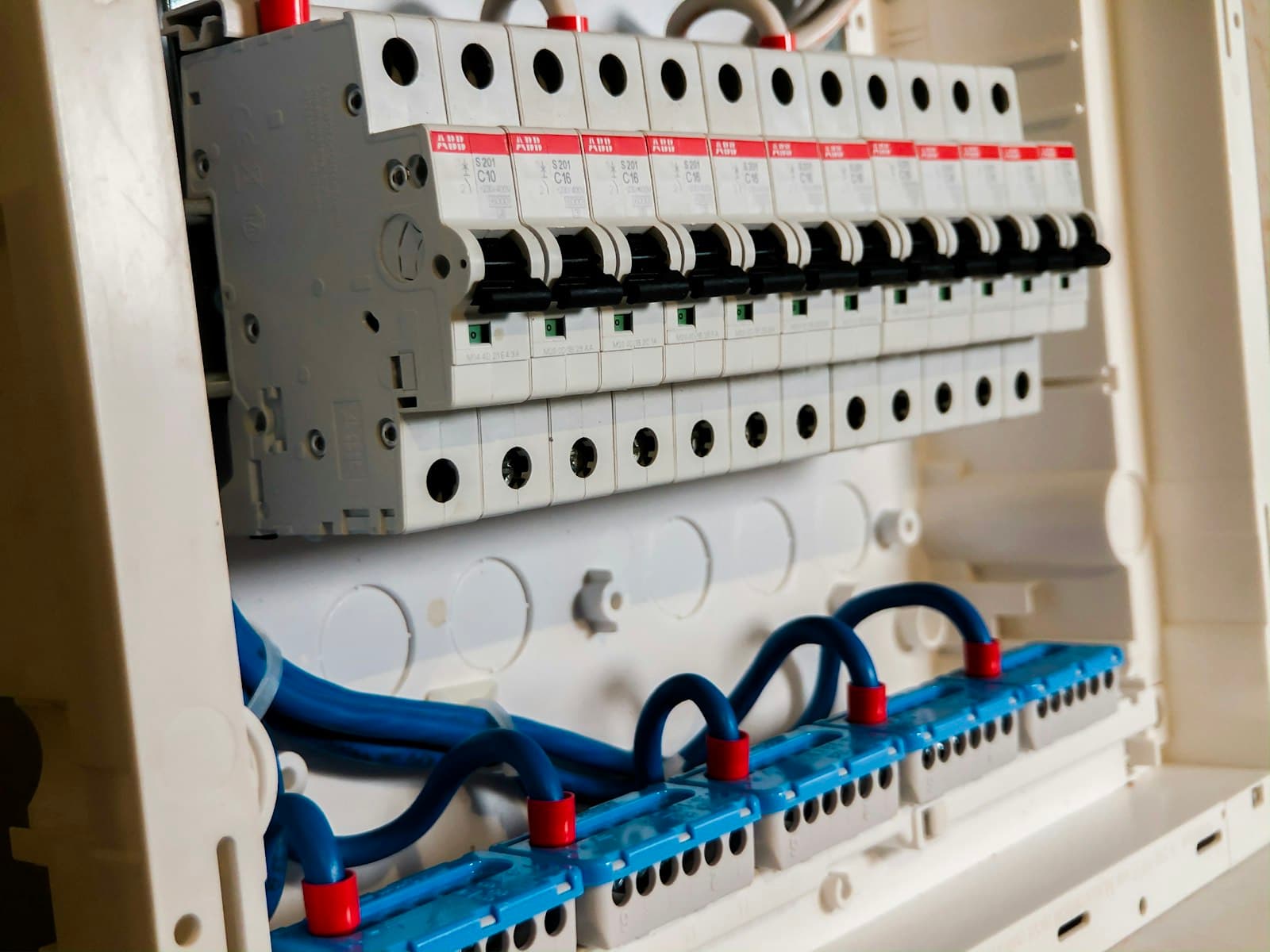 Beyaz otomat sigortalardan oluşan elektrik panosu