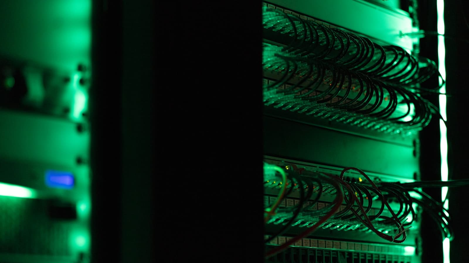Sunucu odasında elektronik ekipman rafı